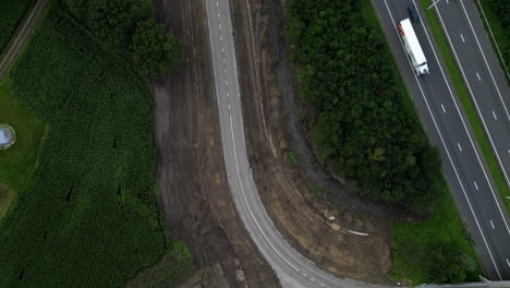 Frisch-Gebaute-Neue-Straße-In-Der-Nähe-Der-Autobahn,-Luftaufnahme-Von-Oben-Nach-Unten