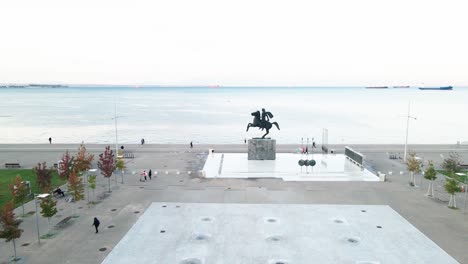 4K-drone-clip-flying-towards-the-statue-of-Alexander-The-Great-in-North-Greece,-Thessaloniki