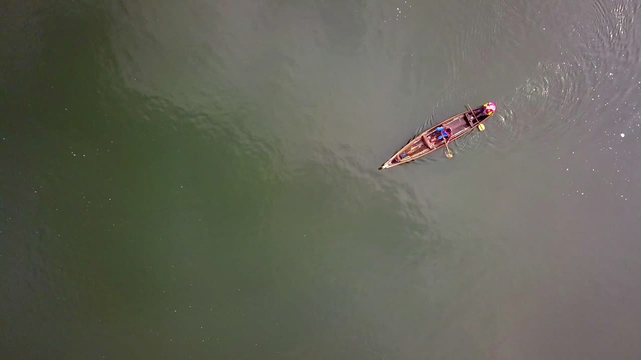 vista de arriba de un barco a través del río nilo en jinja, uganda, áfrica