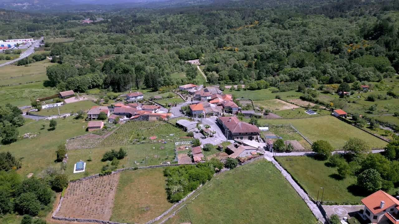 Szeroki panoramiczny widok z lotu ptaka na Kaplicę Świętej Marty i miasto Lonoa w pobliżu Ourense w Hiszpanii.
