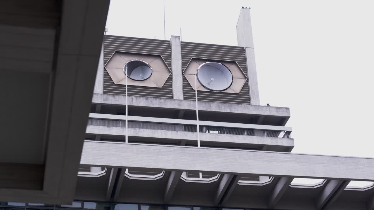 Janelas hexagonais em uma fachada de edifício única em Nara, Japão, sob um céu nublado