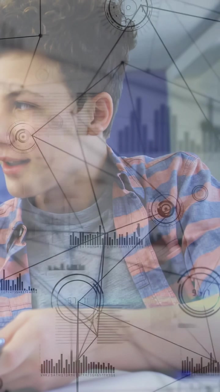 Vídeo vertical: Estudante masculino pegando o telefone e ativando gráficos HUD sobre a mesa para fins educacionais.