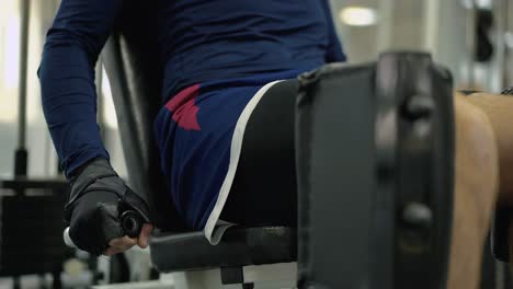 persona realiza un ejercicio para fortalecer los músculos de las piernas 1