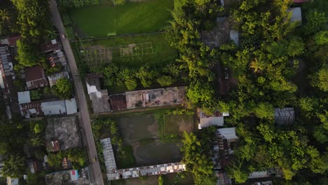 Observe-Un-Barrio-Marginal-De-Bangladesh-Desde-Una-Perspectiva-única-Con-Este-Video-De-Arriba-Hacia-Abajo,-Que-Muestra-El-Entorno-Verde-Vibrante-De-La-Ciudad