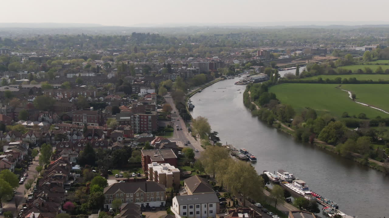 킹스턴 지역을 통해 런던의 도시 풍경 보기, 공중 무인 항공기 보기