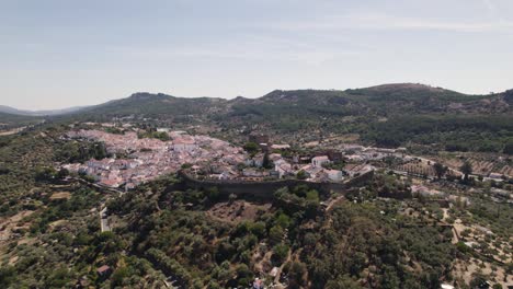 vista circular aérea sobre un valle con un pueblo encaramado