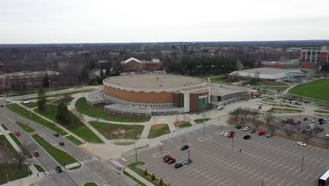 Breslin-Center-basketball-arena-at-Michigan-State-University-in-East-Lansing,-Michigan-drone-video-moving-down