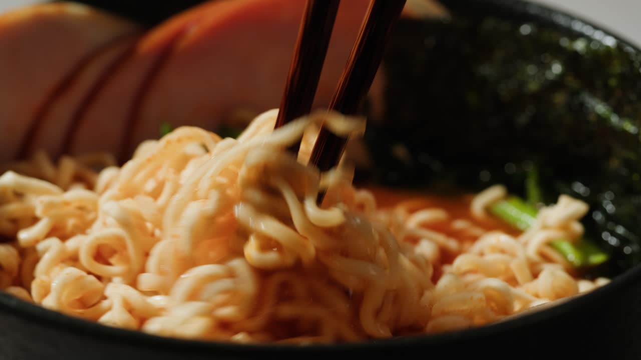 primer plano de ramen instantáneo con palillos