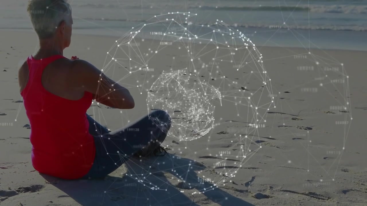 Ældre kvinde mediterer på strand med abstrakt digitalt netværksoverlejring.