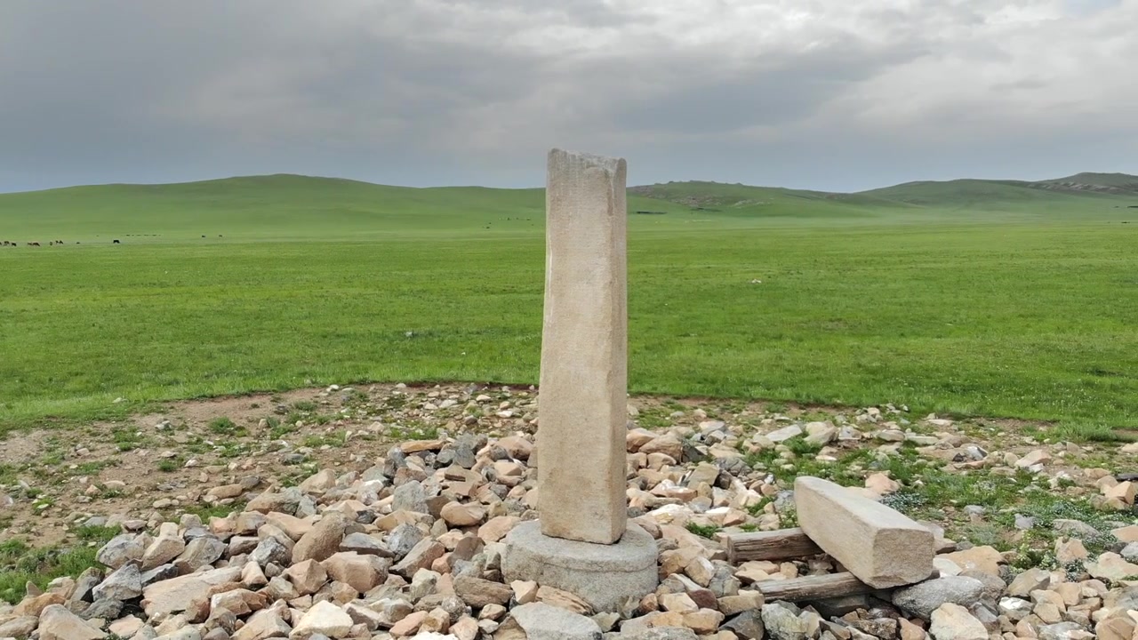 Muinainen kivisteela seisoo laajalla Mongolian arolla