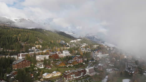 Toma-Aérea-En-Suiza-Sobre-La-Ciudad-De-Crans-Montana,-Valais