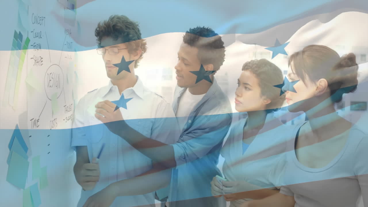 ideas de tormenta de ideas en la pizarra, equipo colaborando en la animación de la bandera de honduras