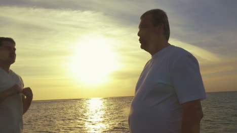 Zwei-Männer-Beim-Boxtraining-Am-Strand-Bei-Sonnenuntergang