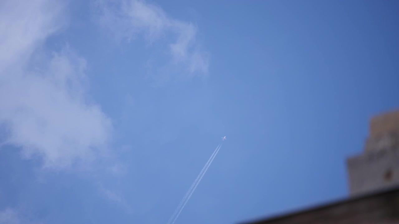 L'aereo decolla contro un cielo blu