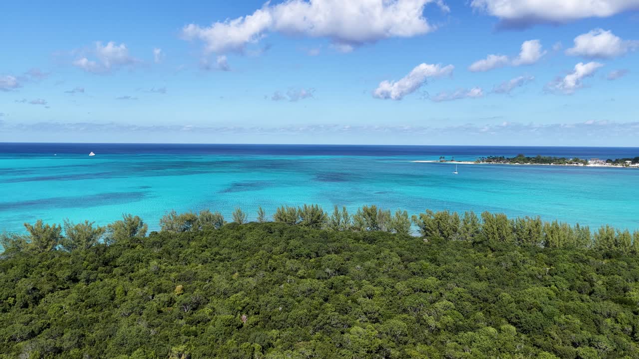 Silhuetten av Paradise Island vid Nassau på New Providence, Bahamas. Karibisk strand, tropiskt landskap och fantastiska höghus. Sommarresor