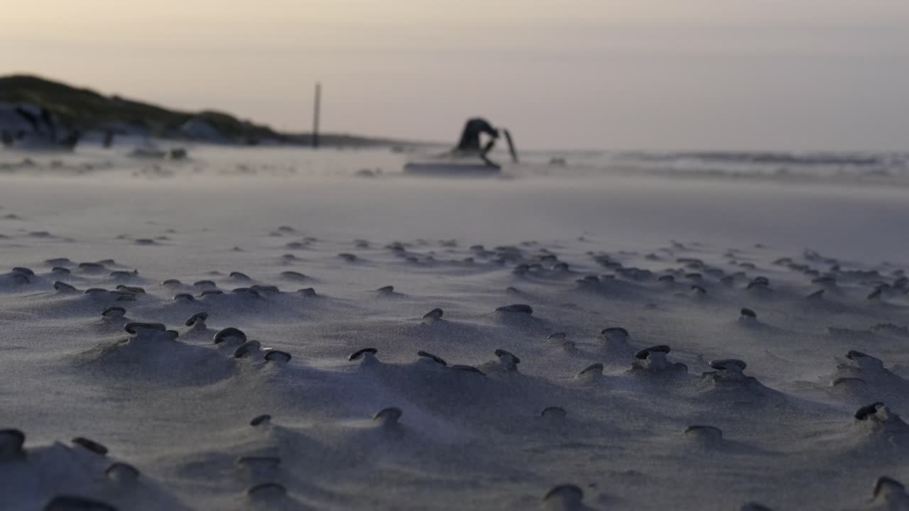해변 에 강한 바람 에 떠다니는 모래
