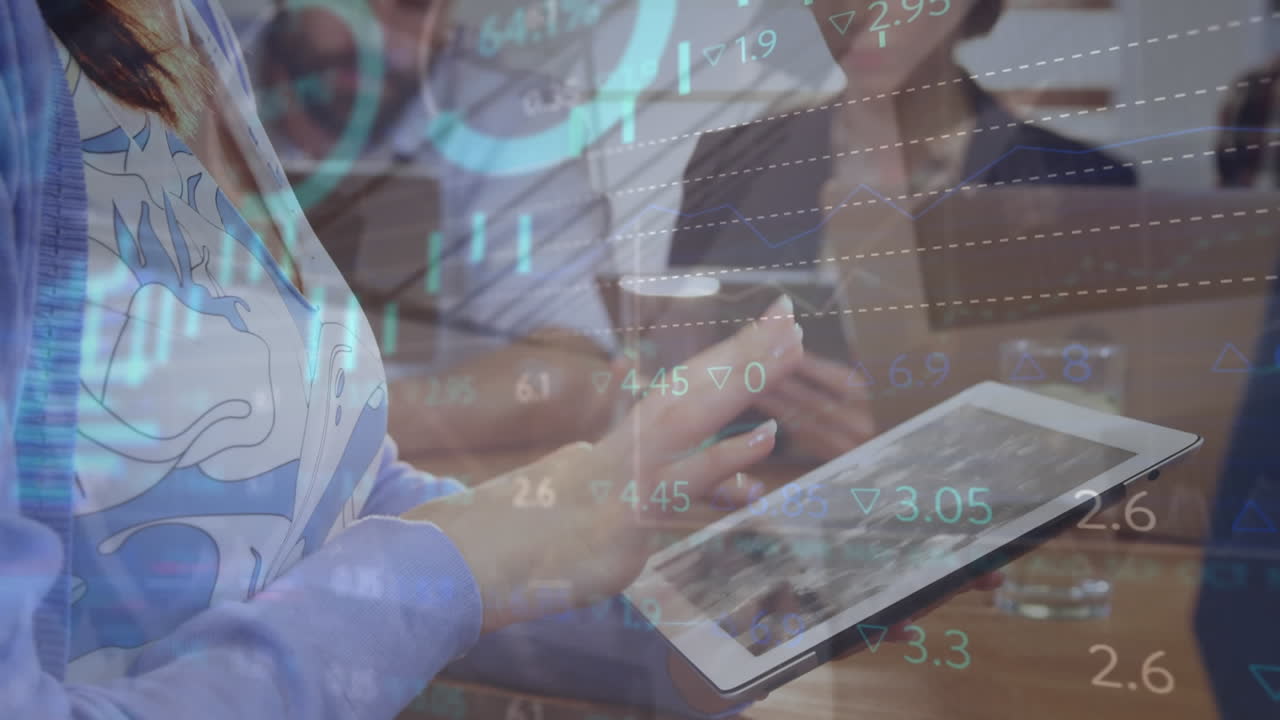 animación del procesamiento de datos financieros sobre caucásico utilizando tableta en la oficina.