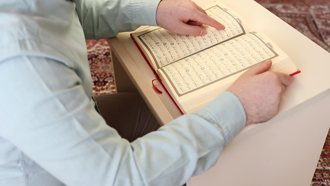 꾸란을 읽는 젊은 무슬림 남자