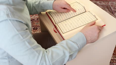joven musulmán leyendo el corán