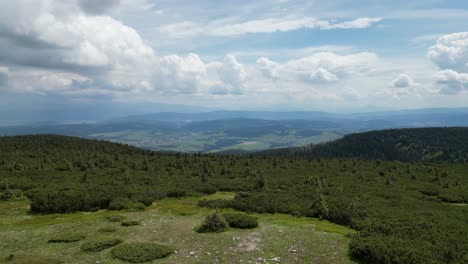 Vista-Aérea-De-Las-Montañas-Beskid-Durante-El-Día-De-Verano---Drone-4k