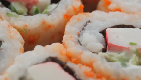 nahaufnahme von köstlichen sushi-rollen