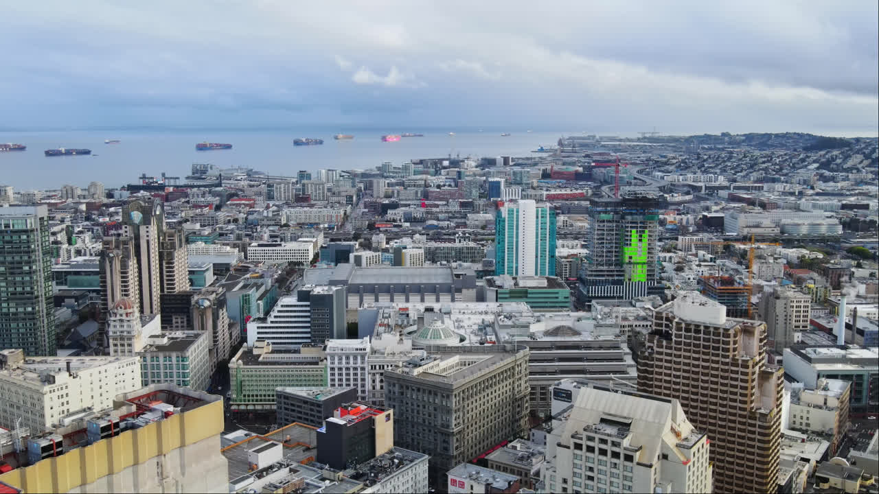 샌프란시스코의 사우스 비치 (south beach) 인근의 영화적인 항공 풍경, 배경에 컨테이너 선박이 있는 사우스 비치 항구, ca, usa