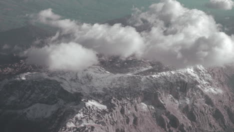 Vista-Aérea-De-Las-Montañas-Mirando-Desde-El-Avión-Volador