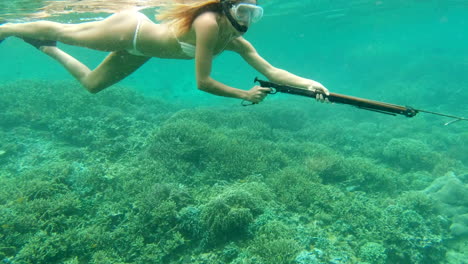 Woman-swimming-in-the-ocean