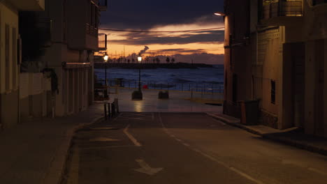 calle de la ciudad costera que conduce hacia el lado del mar durante el atardecer