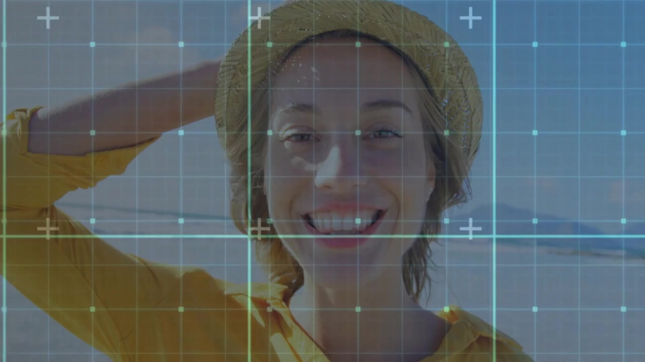 Žena zvedající ruku za hlavu na pláži, integrující digitální mřížku pro digitální marketingovou kampaň