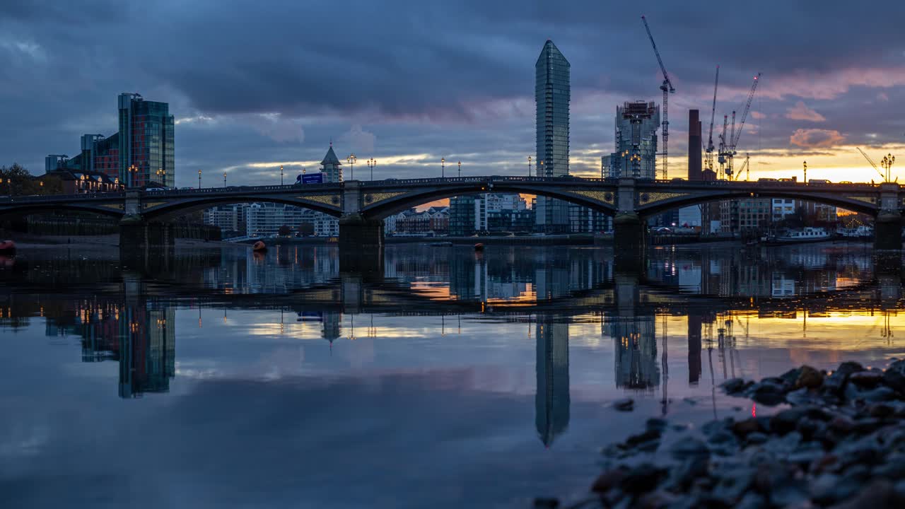 배터시 브리지 첼시 하버 런던의 일몰 저속 촬영