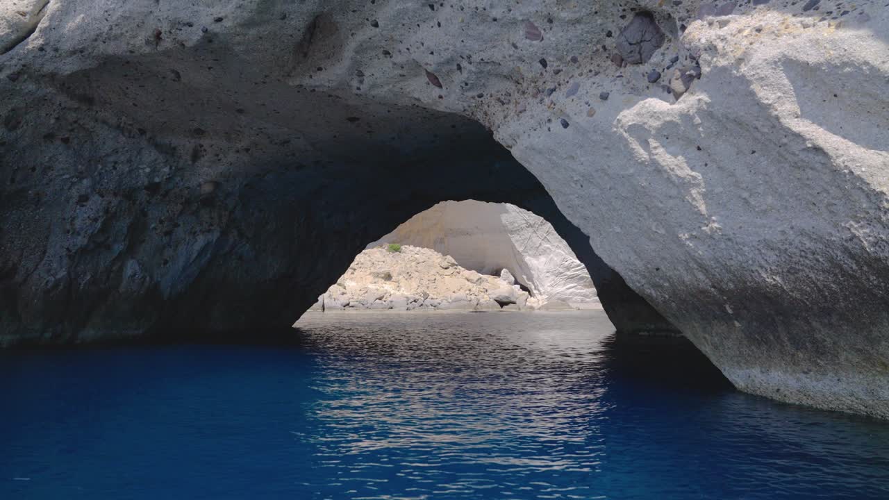 그리스 미로스 (milos) 에서 자연적인 바다 동굴 또는 바위 문으로 여행