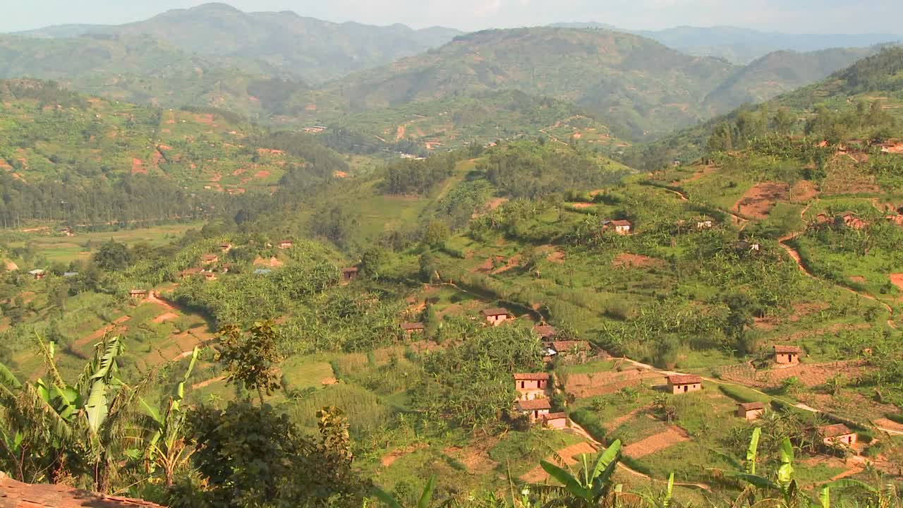 establecimiento de una toma en la exuberante campiña tropical de ruanda