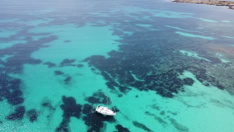 BOAT-IN-FAVIGNANA-ISLAND-SICILIA