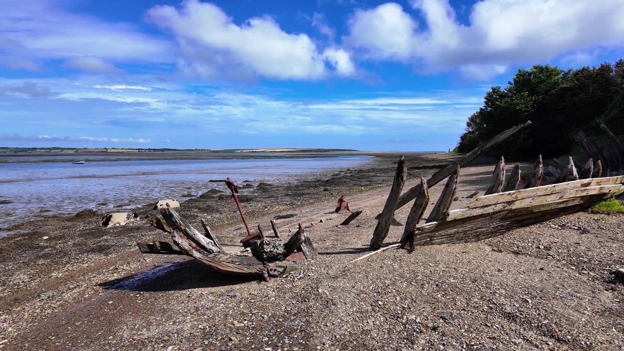 Irlanda Luoghi Epici, Wexford Saltmills, Baia di Bannow, scheletro di barca naufragata sulla spiaggia di Bannow in una mattina d'estate.