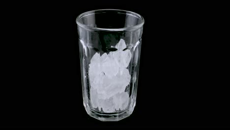 Kristallglas-Mit-Eis-Auf-Einer-Rotierenden-Platte