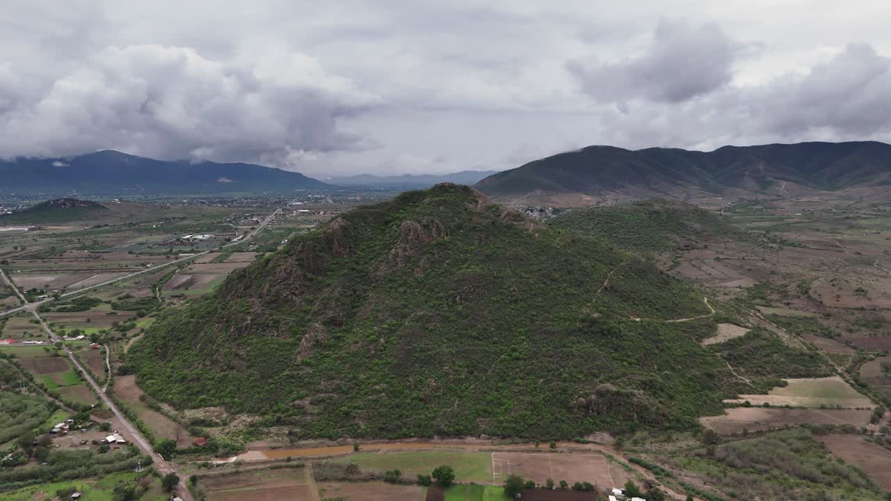 perspectivas de drones que muestran paisajes montañosos en los valles centrales de oaxaca