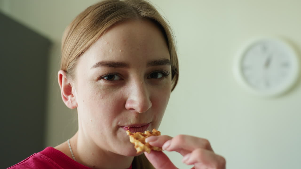 여성이 피자를 즐기고, 여성이 실내에서 행복하게 피자 한 조각을 먹고, 젊은 여성이 집에서 치즈가 덮인 피자를 음미하고, 여성이 햇빛이 창문을 통해 쏟아지는 가운데 피자 한 조각과 함께 편안하게 휴식을 취하고 있어요.