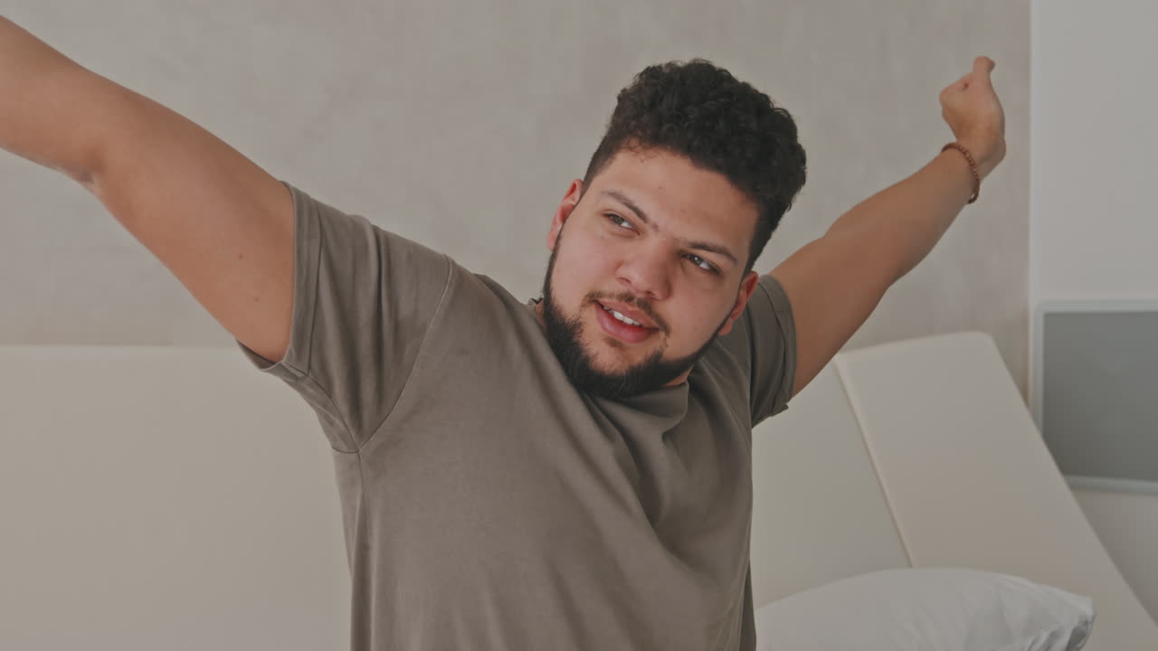 Latino feliz acordando pela manhã