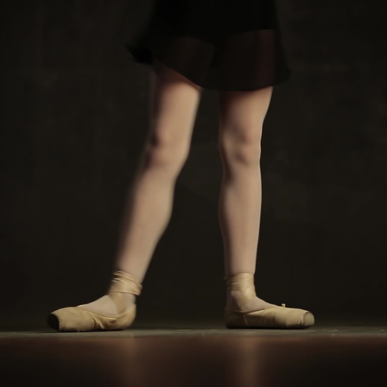 балерина в балетной студии