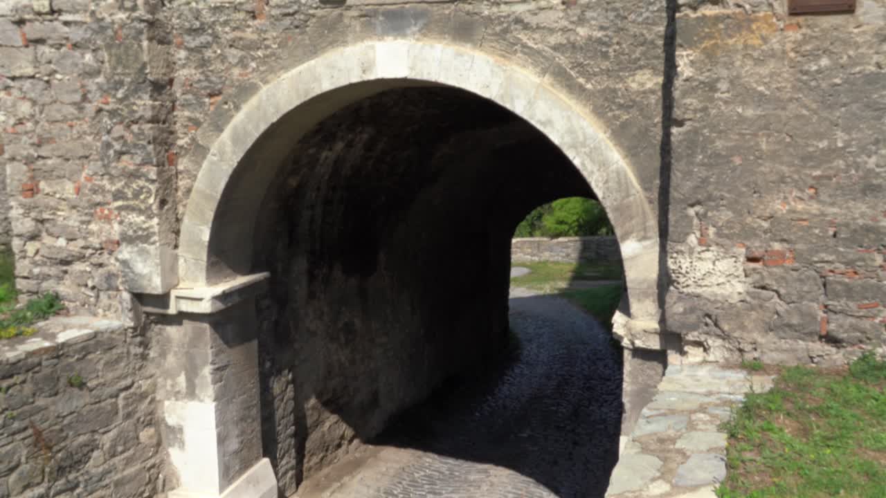 우크라이나의 카미아네츠-포스키에 있는 중세 요새, 은 날, 요새 안의 통로를 향해 아래로 기울어져 있다.