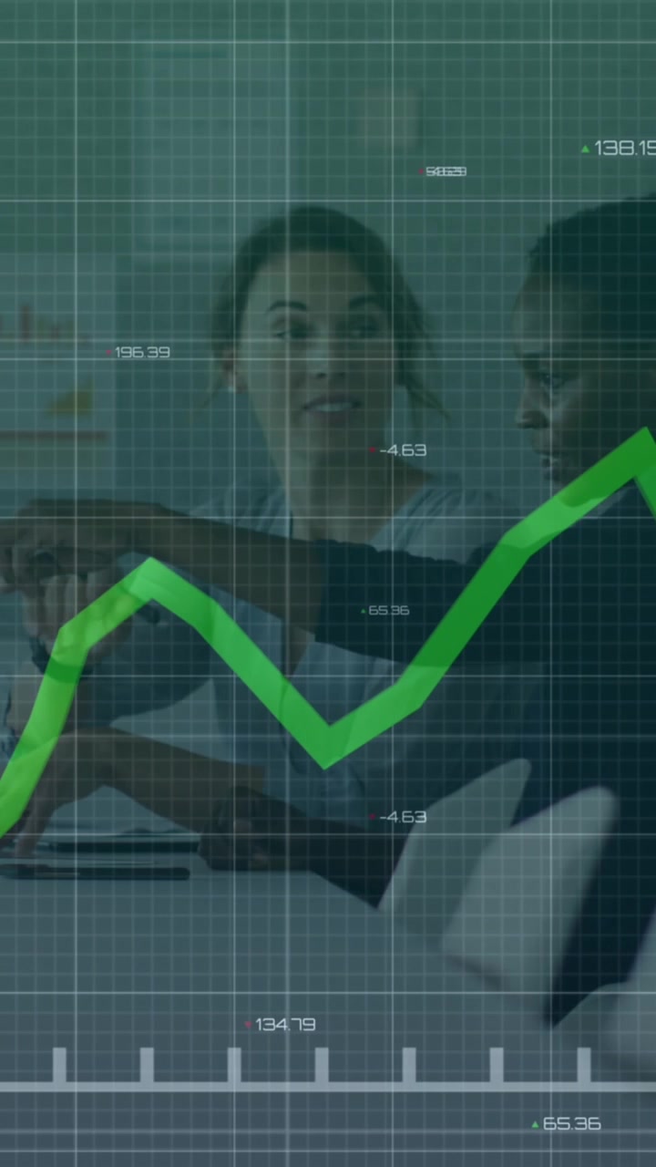 Animazione di grafico a linee e numeri sovrapposti a colleghe di diverse etnie che discutono davanti a un portatile in riunione.
