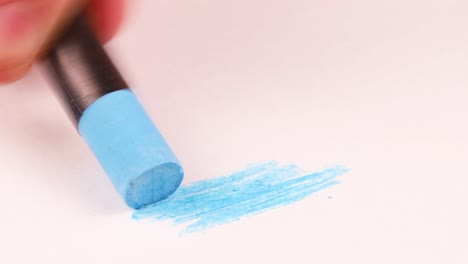 Dibujar-Con-Un-Crayón-Azul-Muy-Claro-En-Una-Hoja-De-Papel