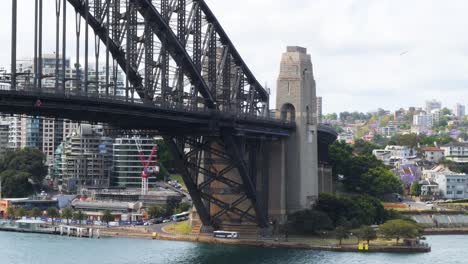 puente del puerto de sídney, pilares de milsons point que contienen el mirador turístico