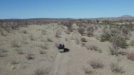 Off-Road-Afrikaner-Safari-Fahrzeug-Staubige-Spur-Antenne-Follow-Shot-Namibia
