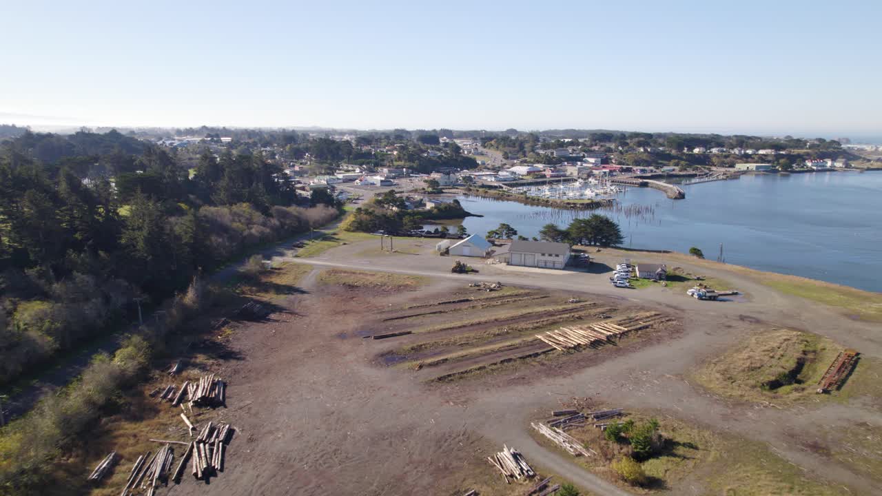 toma aérea de drones de 4k mirando por encima de bandon, molino de oregon