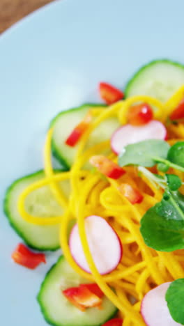 ensalada con vino servido en el plato