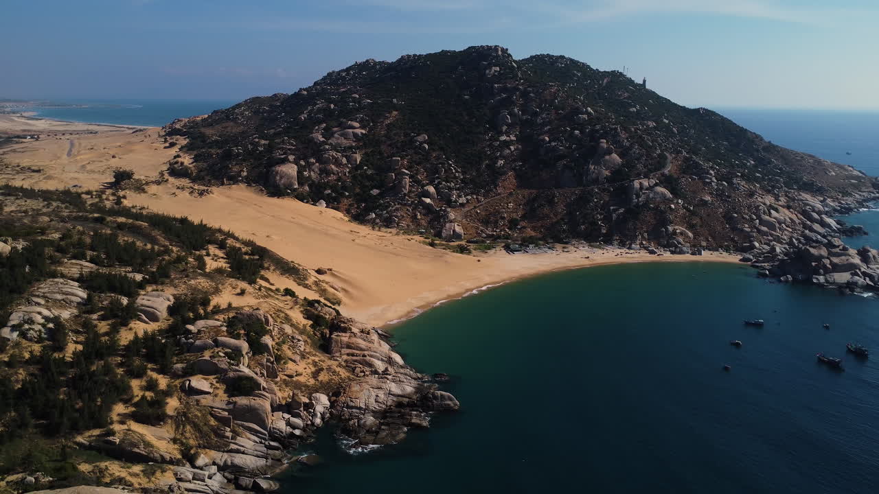 hermoso paisaje de la bahía de mui dinh durante el día soleado