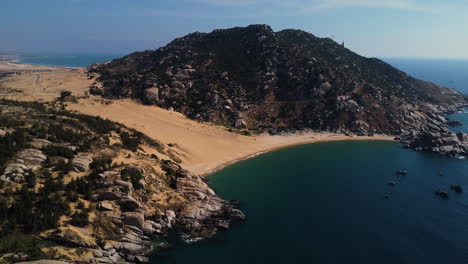 Hermoso-Paisaje-De-La-Bahía-De-Mui-Dinh-Durante-El-Día-Soleado