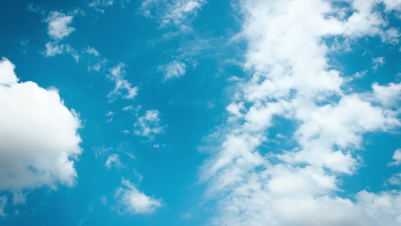 밝은 파란 하늘에  구름 시간 경과.